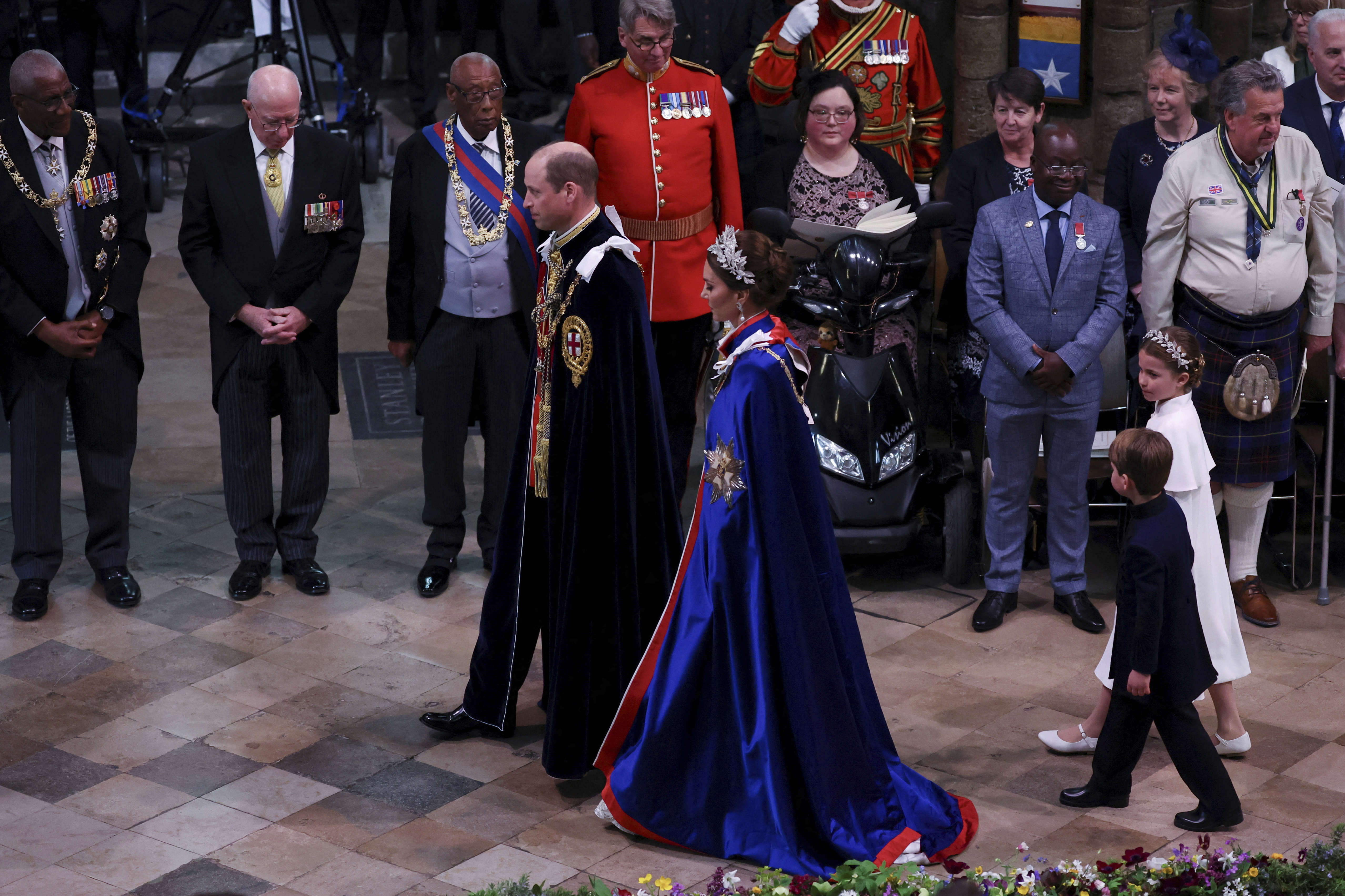 Στέψη Καρόλου: Οι συμβολισμοί πίσω από τις ενδυμασίες βασιλέων και διασημοτήτων-2