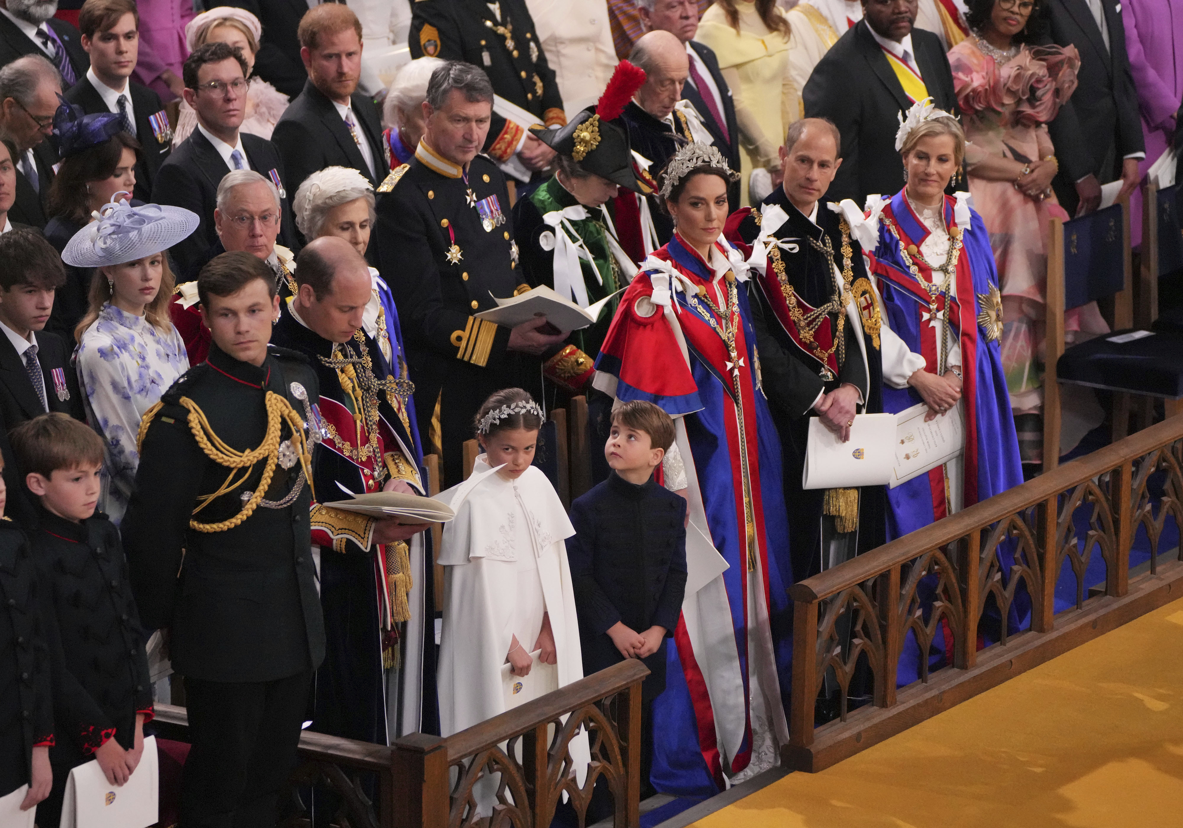 Στέψη Καρόλου: Στην Καλιφόρνια η Μέγκαν, στην… τρίτη σειρά ο Χάρι – Ο όρκος του Ουίλιαμ-1