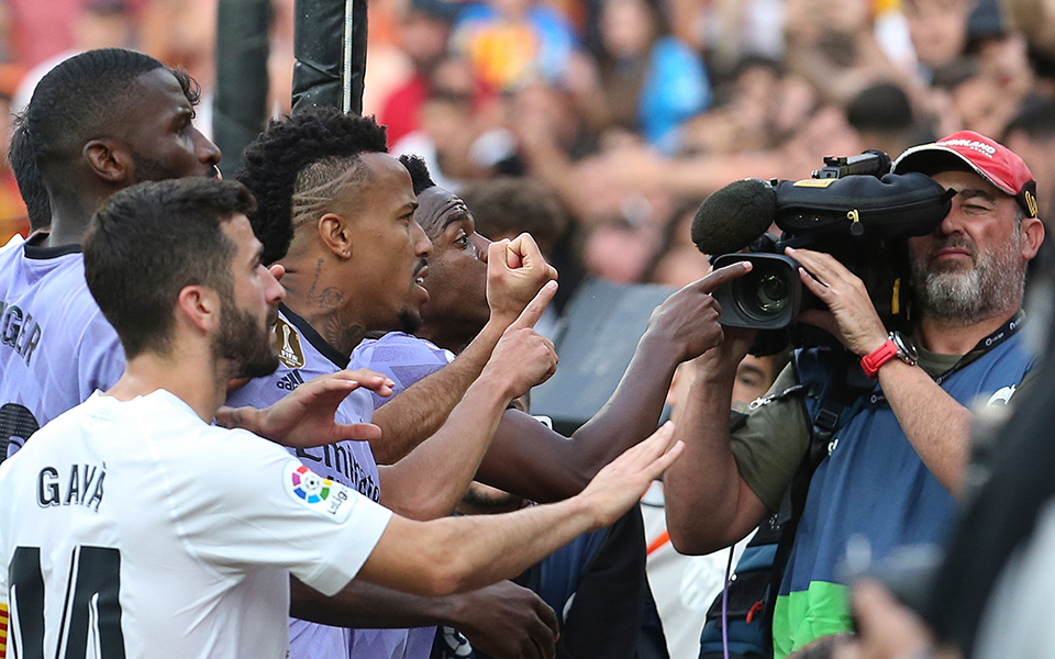 Από τον Τραορέ στον Βινίσιους: Οταν ο ρατσισμός εισβάλλει στα γήπεδα-1