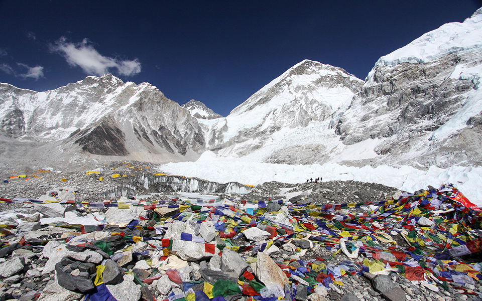 το-εβερεστ-γίνεται-ξηρό-και-βραχώδες-562431514