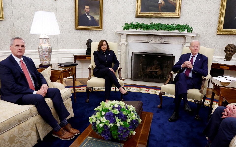 ηπα-τετ-α-τετ-μπάιντεν-μακάρθι-για-το-ό-562433638