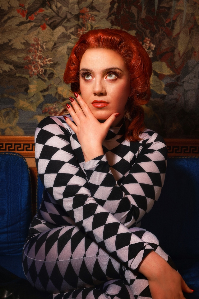 Η CMAT είναι από το Δουβλίνο, ερωτεύτηκε το σινεμά του Λάνθιμου και γύρισε το νέο της βίντεο κλιπ στην Κω-2