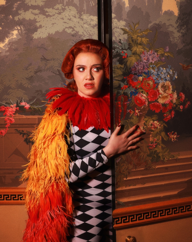 Η CMAT είναι από το Δουβλίνο, ερωτεύτηκε το σινεμά του Λάνθιμου και γύρισε το νέο της βίντεο κλιπ στην Κω-1