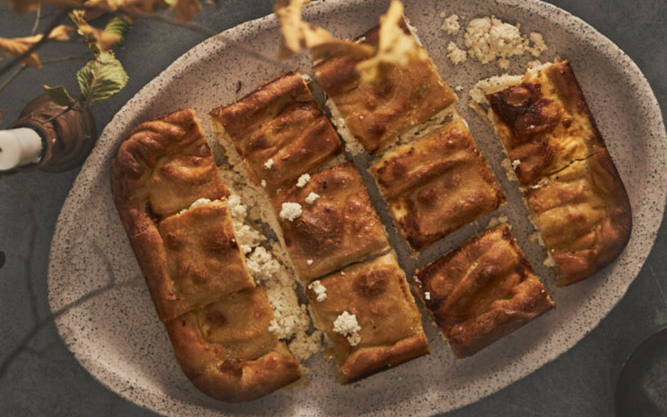 τυρόπιτα-σε-φύλλο-αέρος-με-φέτα-μυζήθρ-562419784