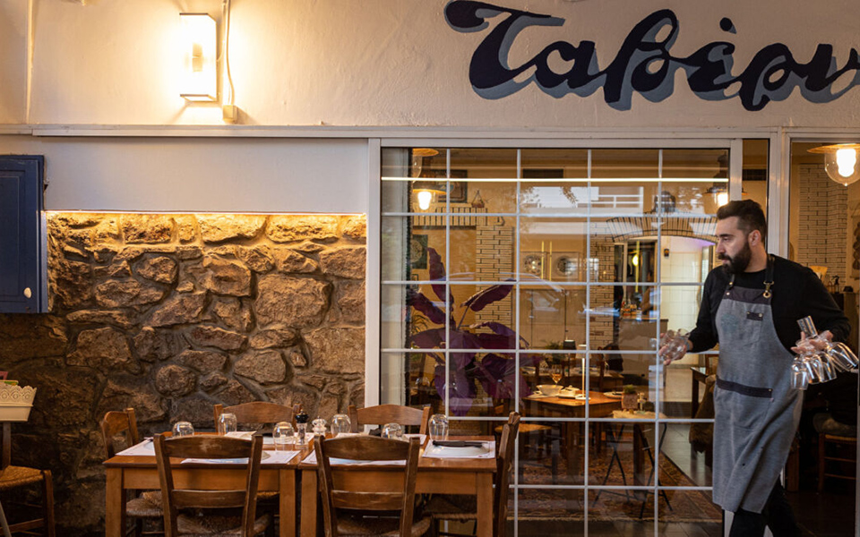 9-ταβέρνες-της-αττικής-που-κρατάνε-από-τ-562404223