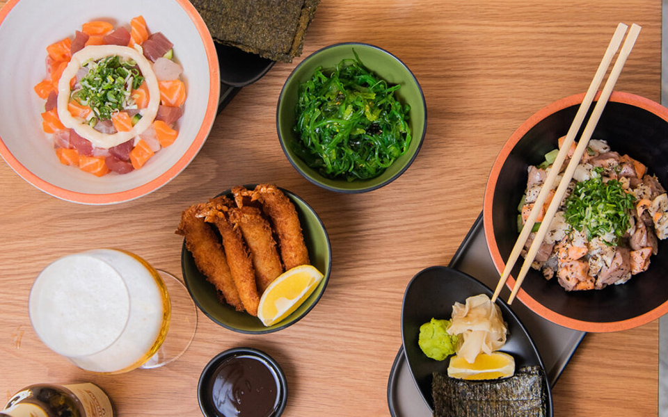 sushi-lunchi-σούσι-σε-μπολ-και-παγωτό-μηχανής-matcha-σ-562425088