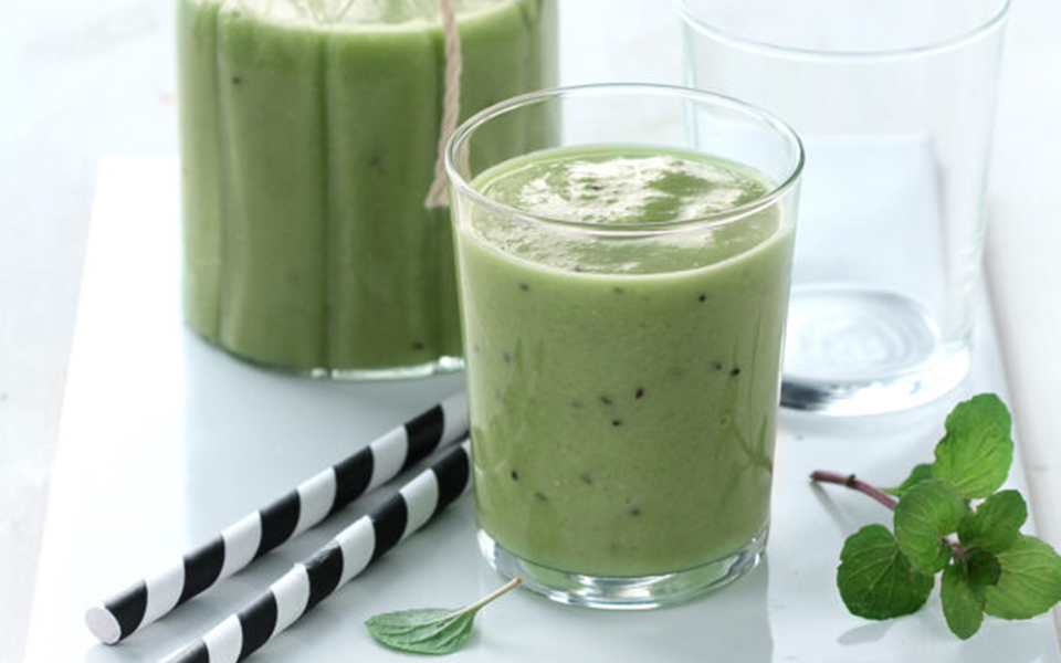 το-πράσινο-smoothie-με-αγγούρι-αβοκάντο-ακτι-562441891