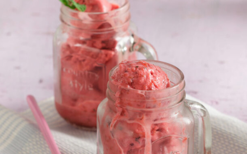 σορμπέ-φράουλα-με-δυόσμο-χωρίς-παγωτο-562421179