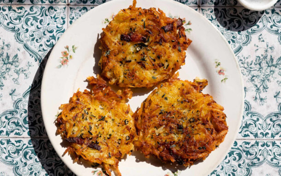 τηγανίτες-πατάτας-latkes-με-απάκι-και-γραβι-562404235