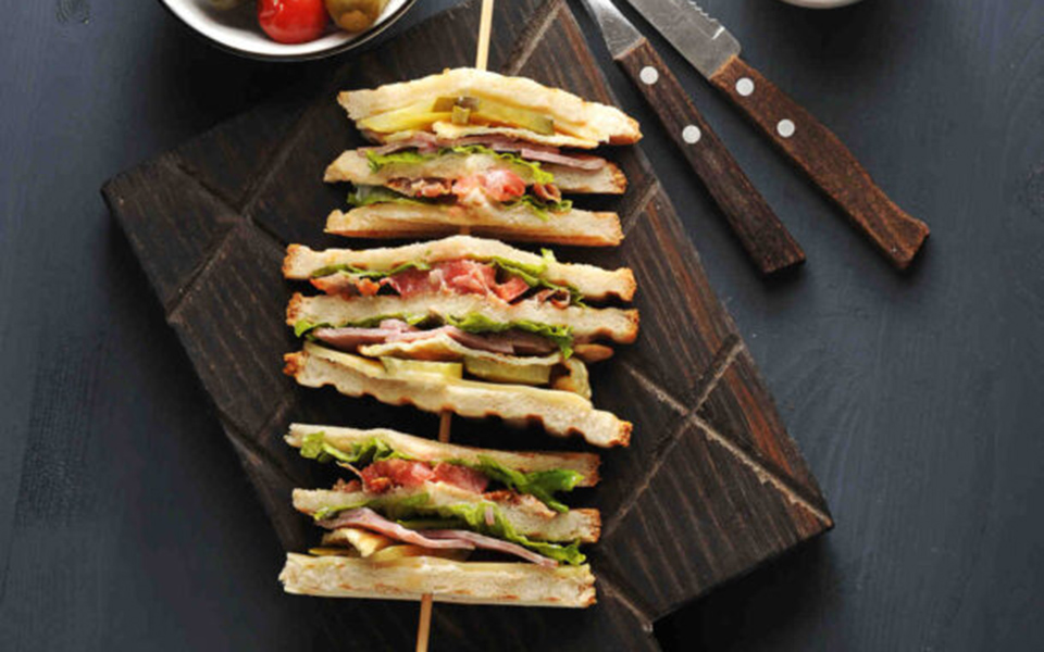 κλαμπ-σάντουιτς-με-ζυμωτό-ψωμί-και-απά-562425109