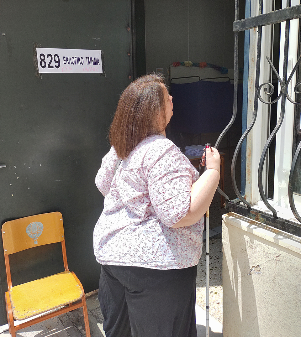 «Θέλω να ψηφίζω όπως όλος ο κόσμος» – Στην κάλπη παρέα με ένα άτομο με οπτική βλάβη-1