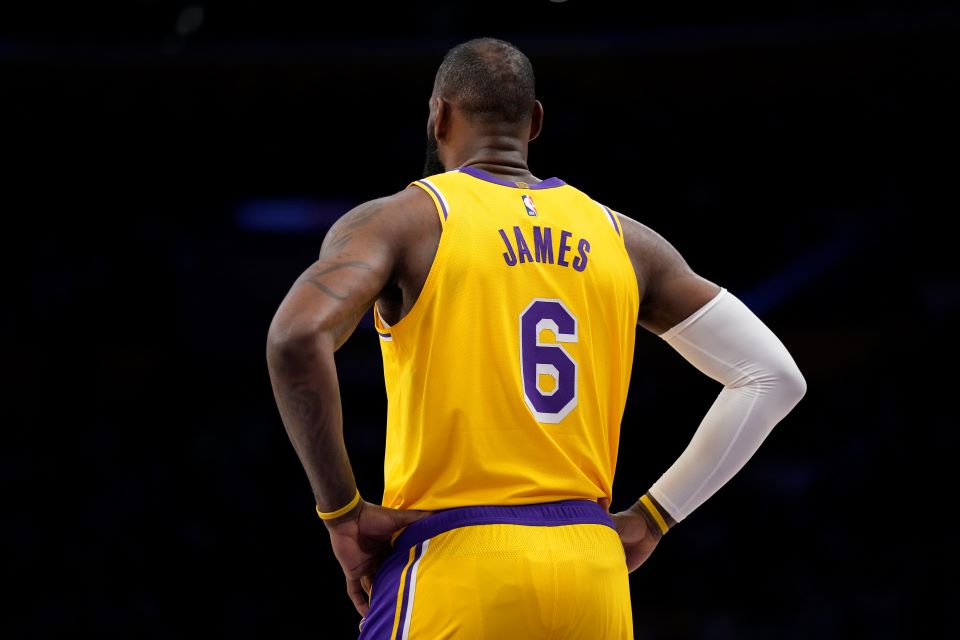 λεμπρόν-τζέιμς-αποσύρεται-από-την-ενε-562435885