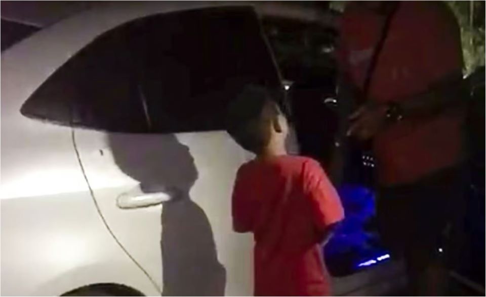 μαλαισία-αδέρφια-6-και-3-ετών-πήραν-το-αυ-562414087