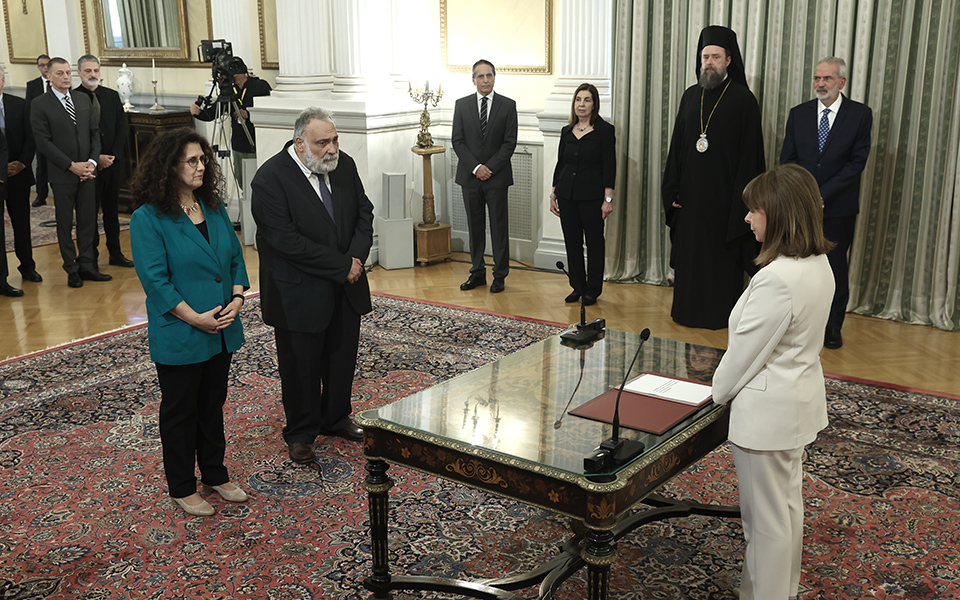 Ορκίστηκε η υπηρεσιακή κυβέρνηση-3