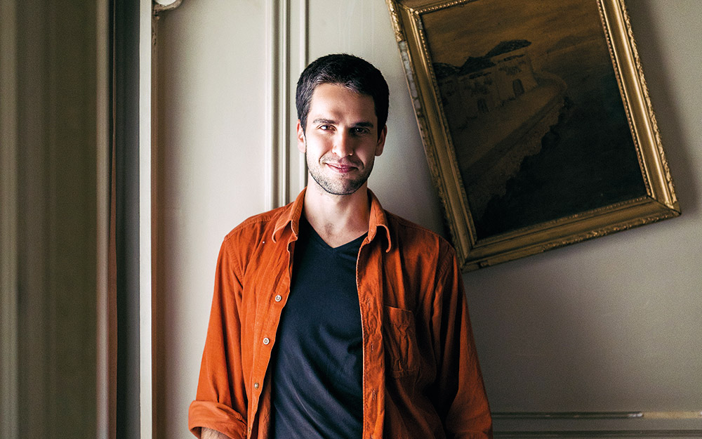 ο-παναγιώτης-γκιζώτης-βλέπει-το-θέατρ-562398148