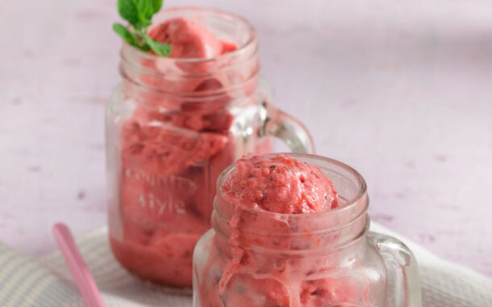 σορμπέ-φράουλα-με-δυόσμο-χωρίς-παγωτο-562428973