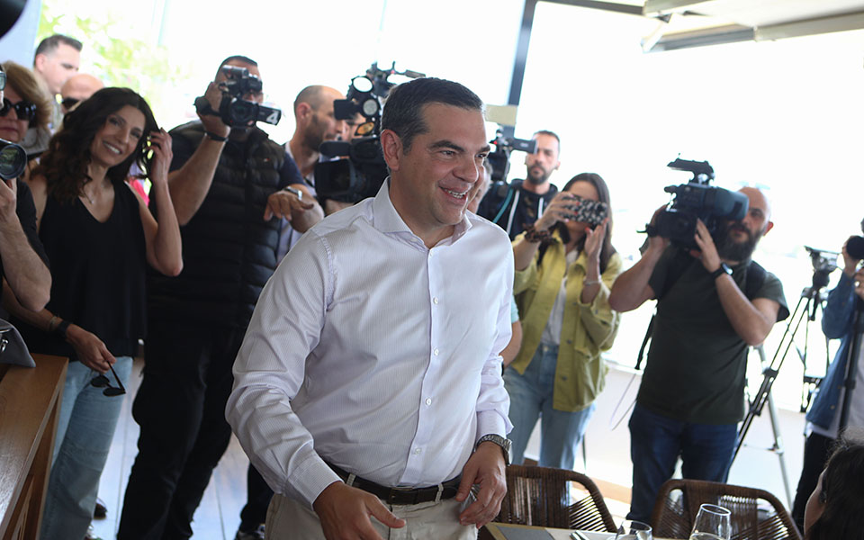 Τσίπρας: Συνάντηση με τους πολιτικούς συντάκτες στον Πειραιά-1