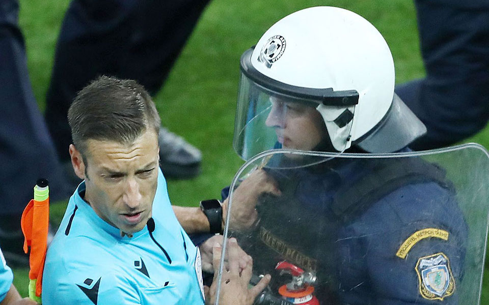 uefa-βρείτε-μόνοι-σας-διαιτητές-562399474