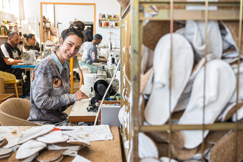 Ρετάλια και πετσέτες μεταμορφώνονται σε παντόφλες, χωρίς περιβαλλοντικό αποτύπωμα-2