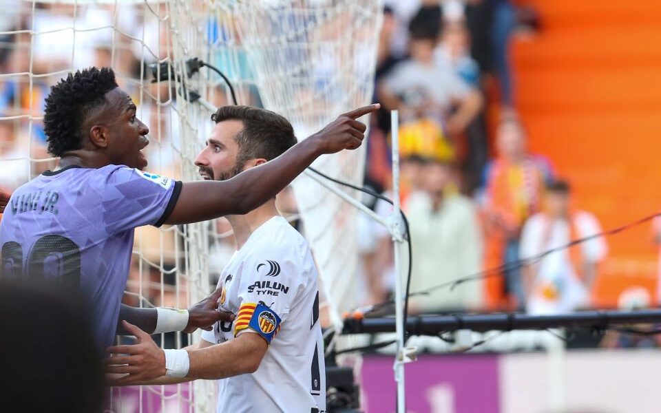 Από τον Τραορέ στον Βινίσιους: Οταν ο ρατσισμός εισβάλλει στα γήπεδα-2