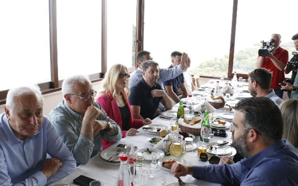 ανδρουλάκης-γεύμα-με-δημοσιογράφους-562431895