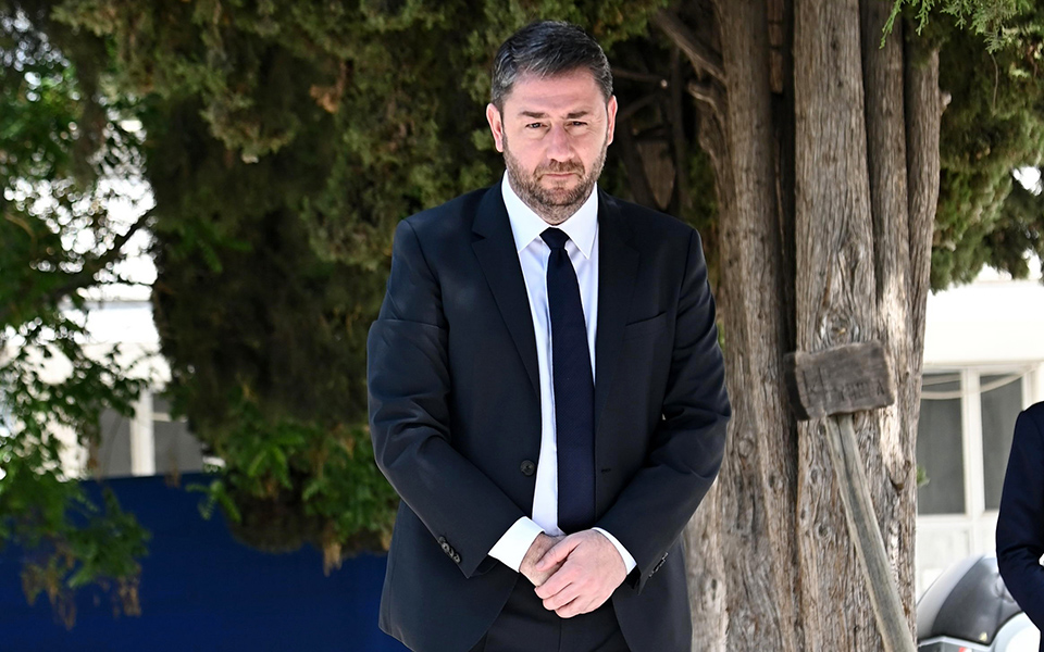 ανδρουλάκης-ενα-λευκό-τριαντάφυλλο-σ-562438087