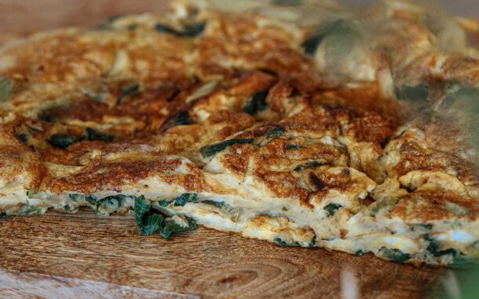 αυγά-ομελέτα-με-φρέσκα-κρεμμυδάκια-562407772