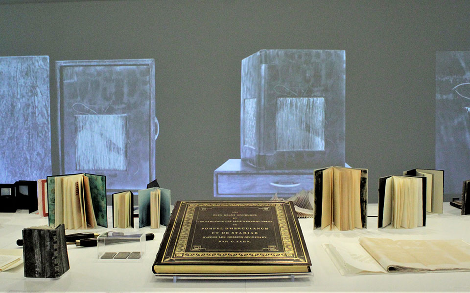 βιβλία-φτιαγμένα-με-βελόνα-και-κλωστή-562416250