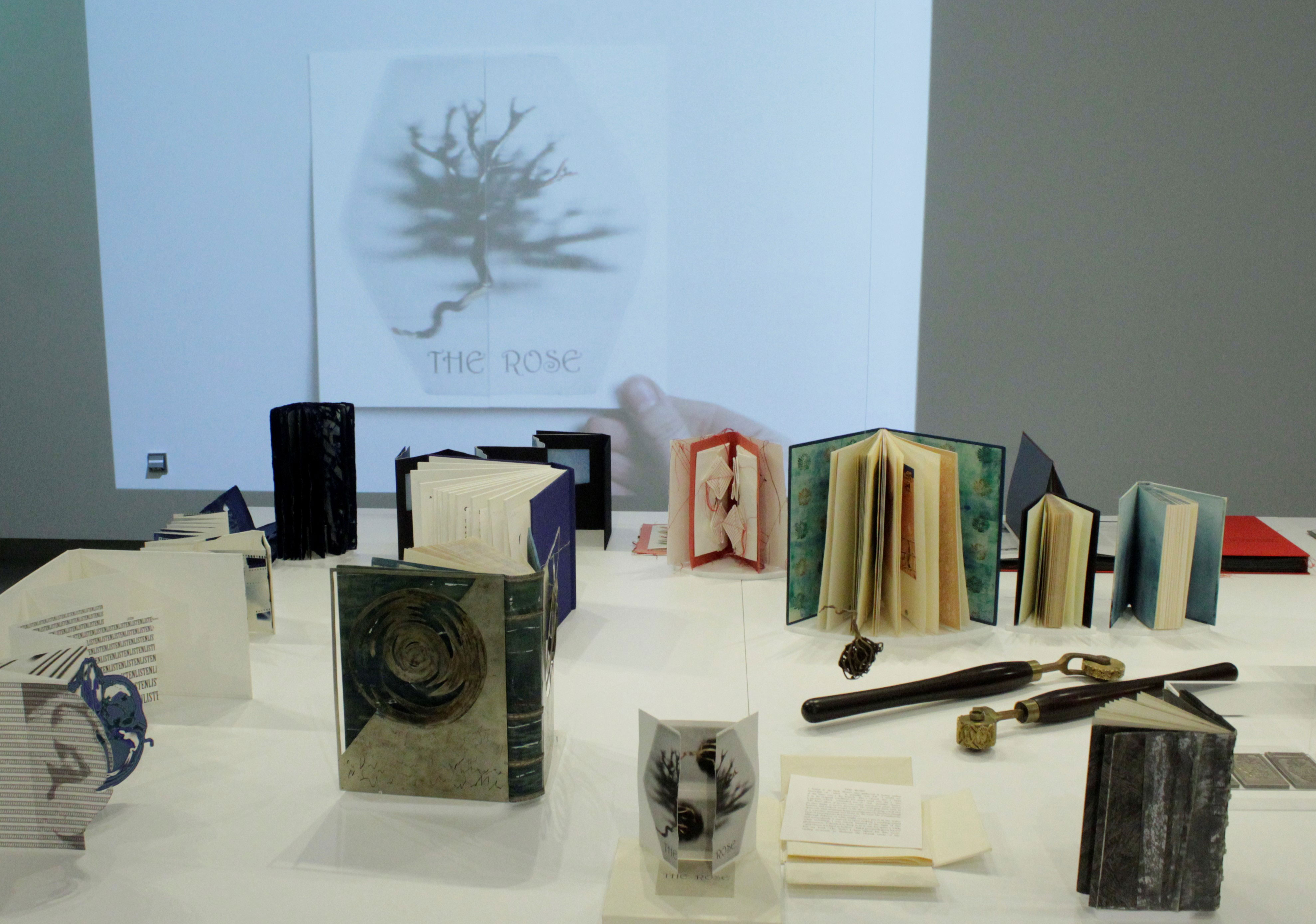 Βιβλία φτιαγμένα με βελόνα και κλωστή-1