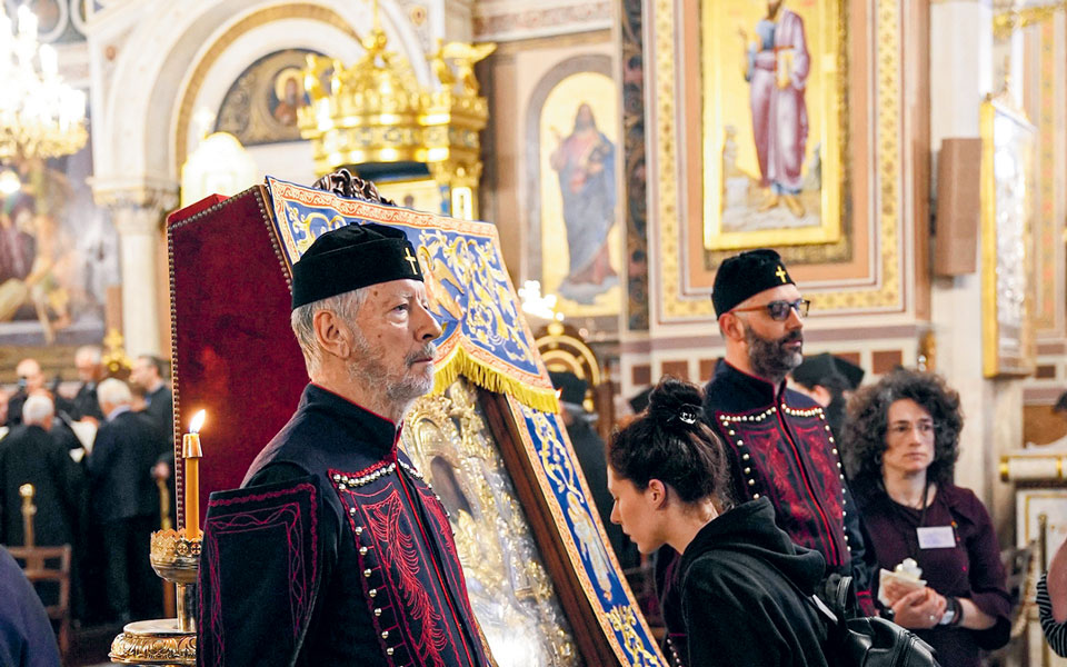 στην-ουρά-2-το-πρωί-προσμένοντας-το-θαύ-562431748