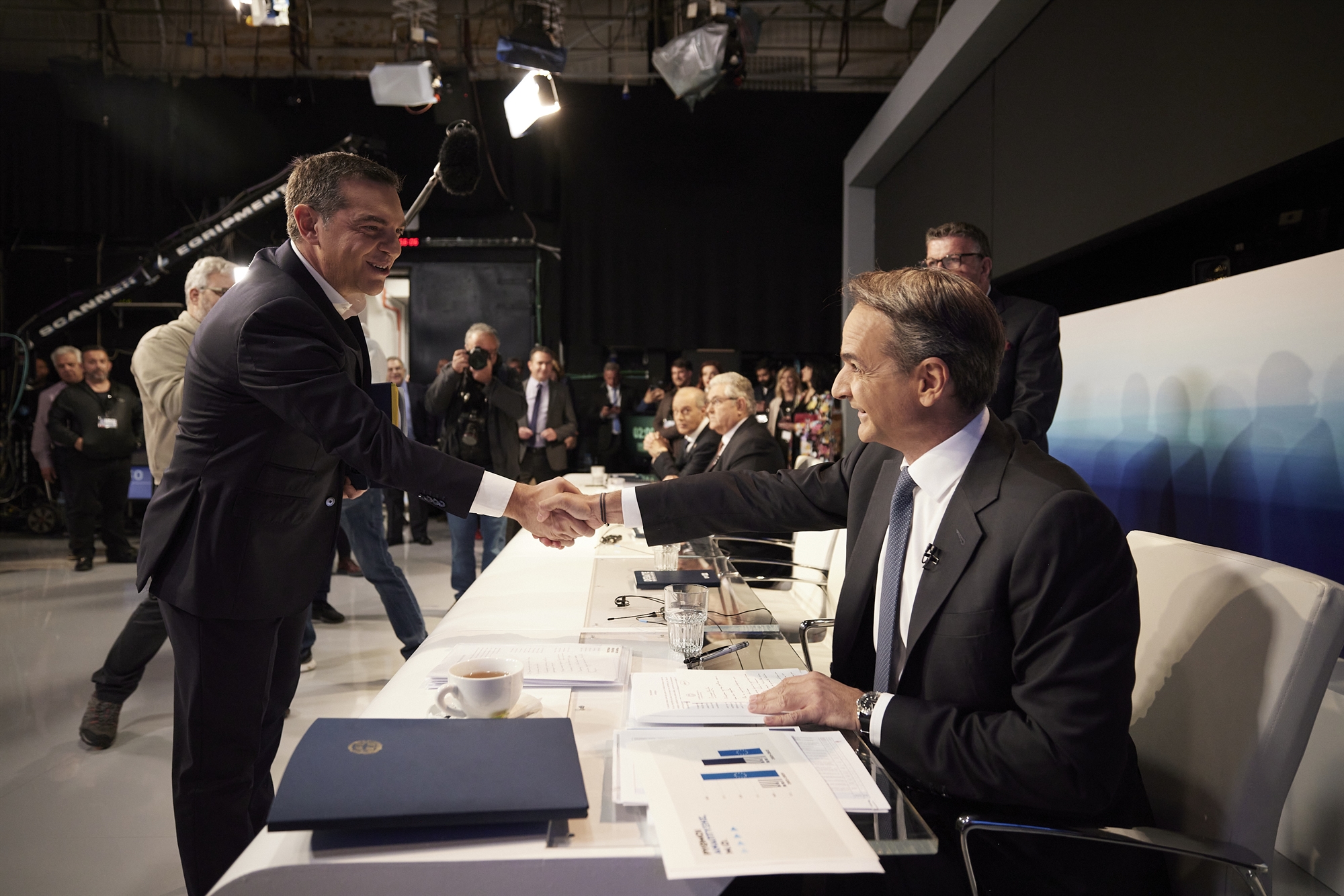 εκλογές-φινάλε-με-δύο-στρατηγικές-562421800