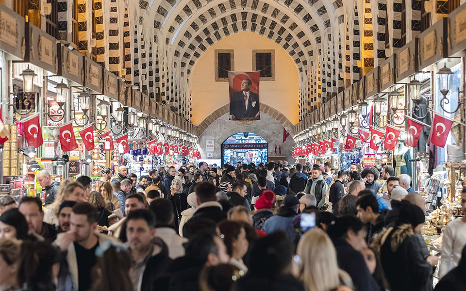 στις-κάλπες-με-ακρίβεια-και-δολαριοπο-562401556