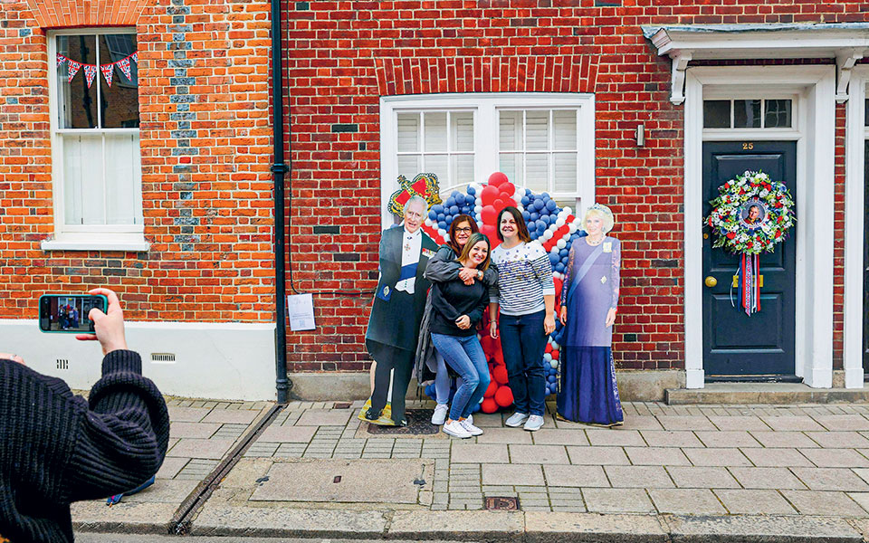 Βρετανία: Μετά τη στέψη έρχεται και «αλλαγή φρουράς»-2