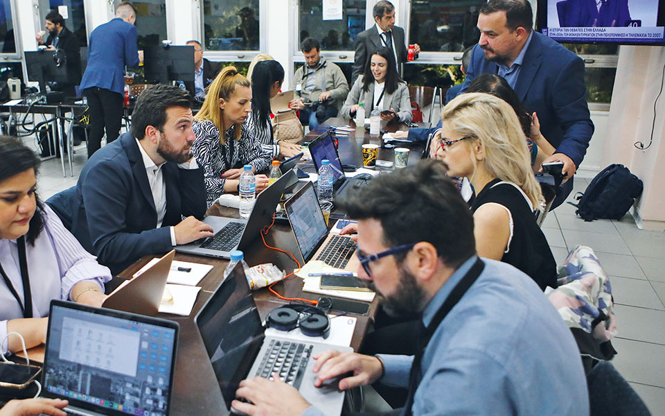 Ντιμπέιτ – Η «Κ» στο Ραδιομέγαρο της ΕΡΤ: Παρασκήνιο, φωτογραφίες, ο «γαμπρός» και Μίλαν–Ιντερ-2