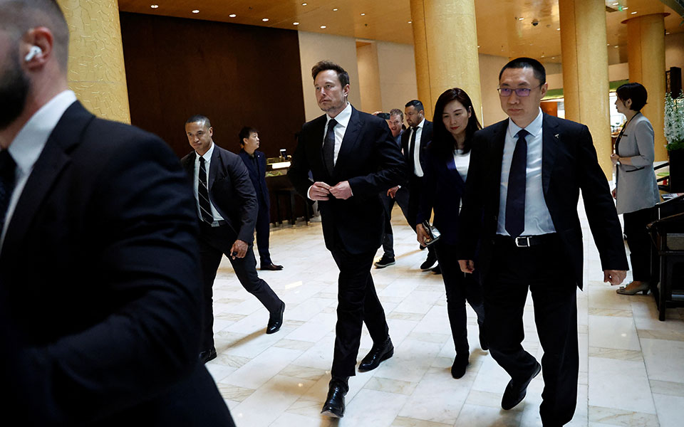 Ελον Μασκ: Συνομιλίες στο Πεκίνο για τα οχήματα νέας γενιάς – «Σιαμαία» τα συμφέροντα ΗΠΑ και Κίνας-3