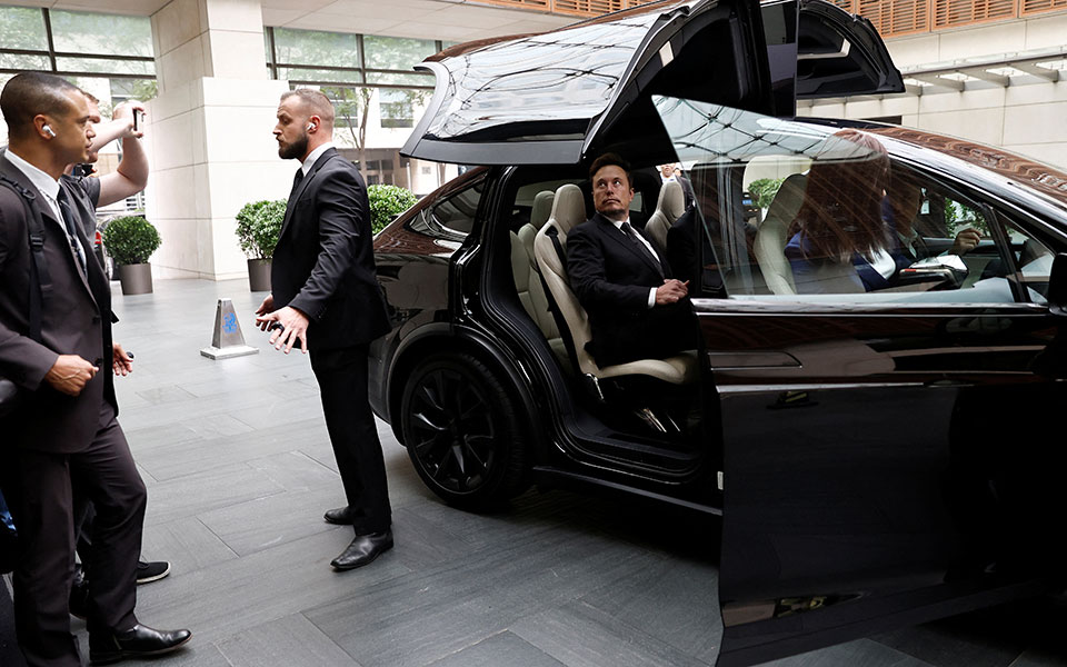 Ελον Μασκ: Συνομιλίες στο Πεκίνο για τα οχήματα νέας γενιάς – «Σιαμαία» τα συμφέροντα ΗΠΑ και Κίνας-1