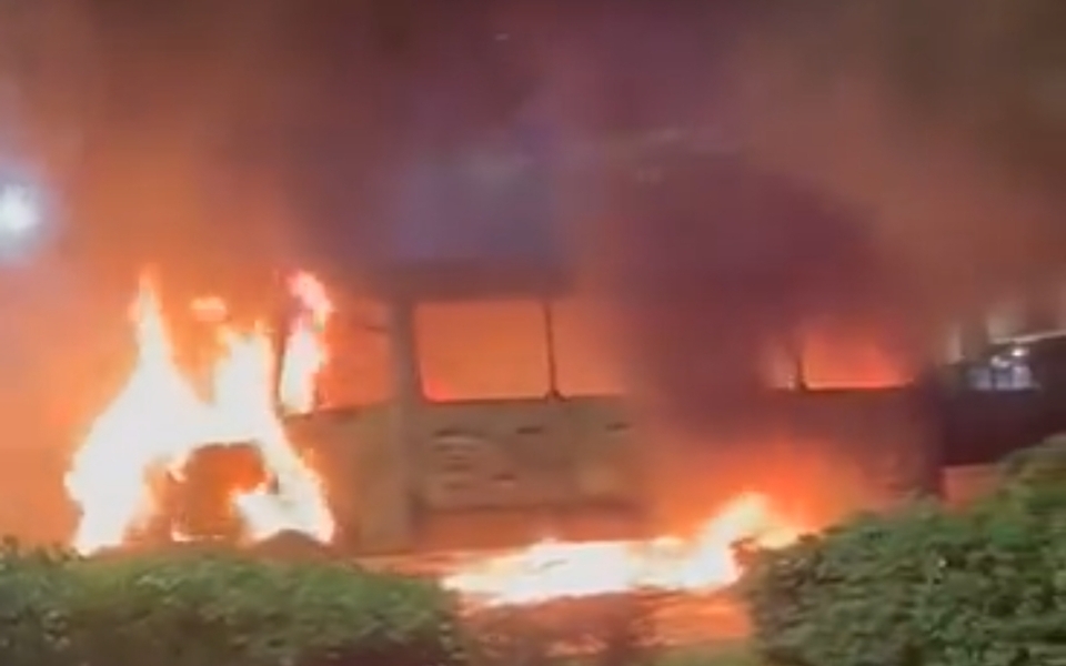 επεισόδια-και-μολότοφ-έξω-από-το-εκπα-562432138