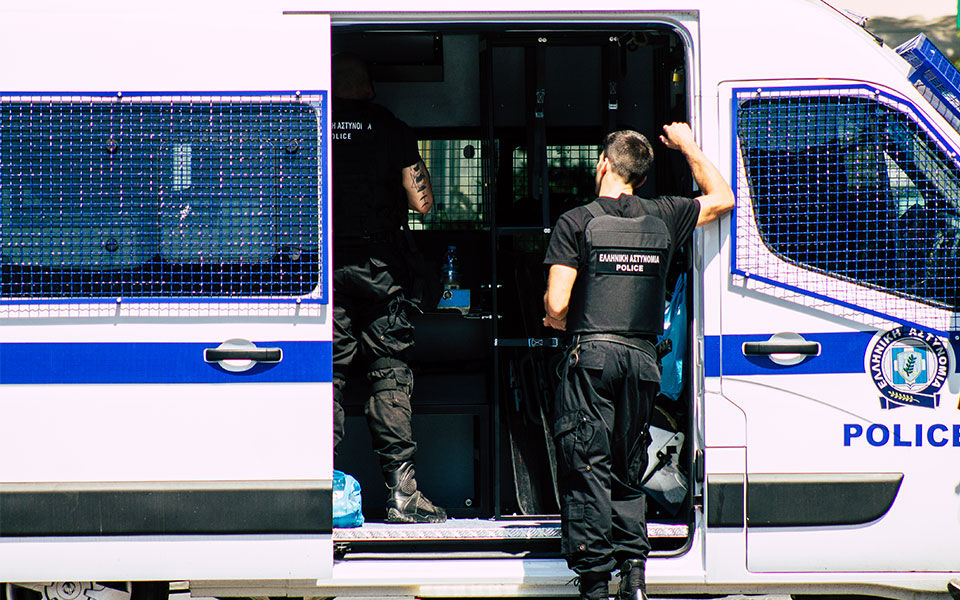 θεσσαλονίκη-χειροπέδες-σε-21χρονο-για-ξ-562399495