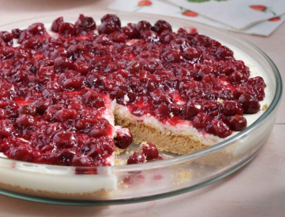 τσίζκεϊκ-με-βύσσινα-από-κονσέρβα-562445281