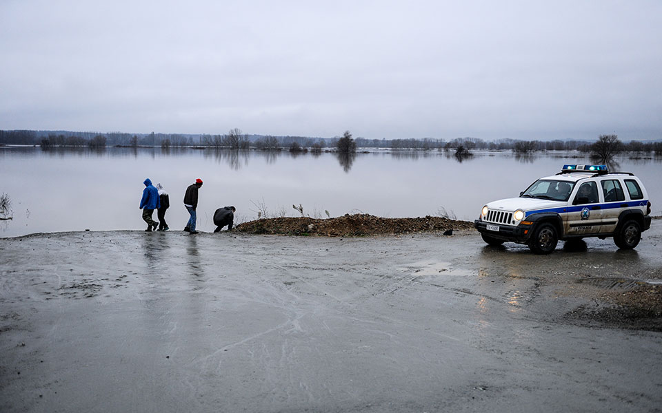 εβρος-προσαγωγή-πέντε-συνοριοφυλάκω-562445767