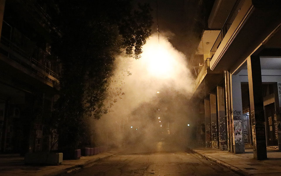 επιθέσεις-με-μολότοφ-κατά-αστυνομικώ-562419844