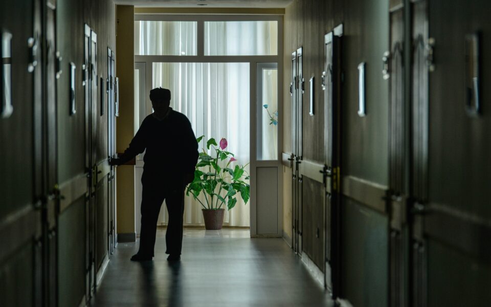 ακούσια-διαρροή-ούρων-δεν-είναι-μόνο-γ-562426801