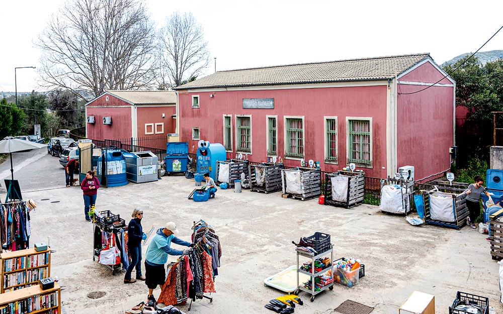 οι-κάτοικοι-της-κέρκυρας-δείχνουν-τον-562408420