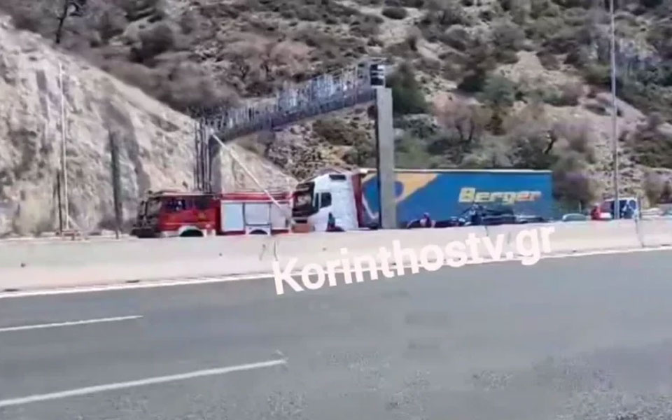 κόρινθος-φωτιά-σε-αυτοκίνητο-μέσα-στο-562401814