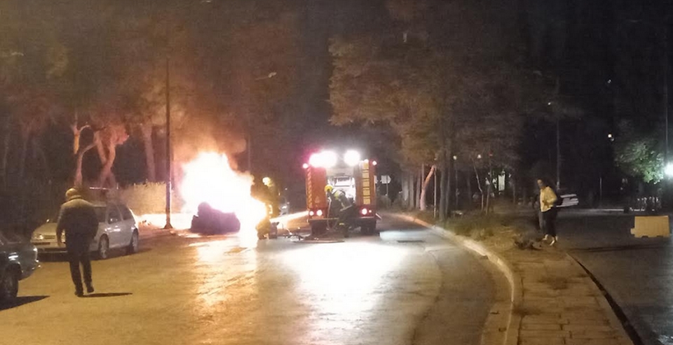 Νύχτα επεισοδίων στην Πανεπιστημιούπολη – Στις φλόγες αυτοκίνητα-2