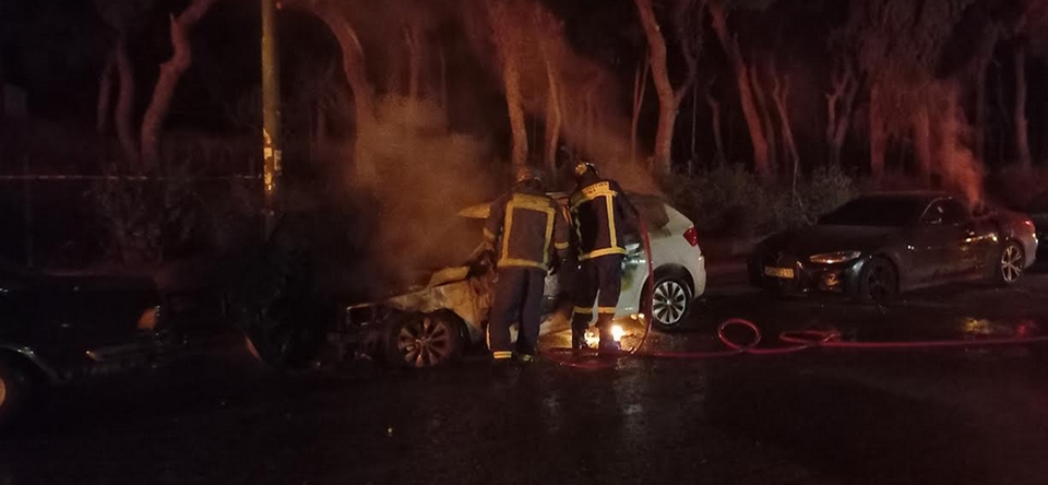 Νύχτα επεισοδίων στην Πανεπιστημιούπολη – Στις φλόγες αυτοκίνητα-1