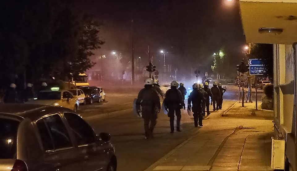 Νύχτα επεισοδίων στην Πανεπιστημιούπολη – Στις φλόγες αυτοκίνητα-5