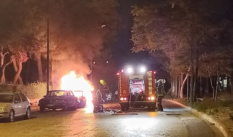 Νύχτα επεισοδίων στην Πανεπιστημιούπολη – Στις φλόγες αυτοκίνητα-3