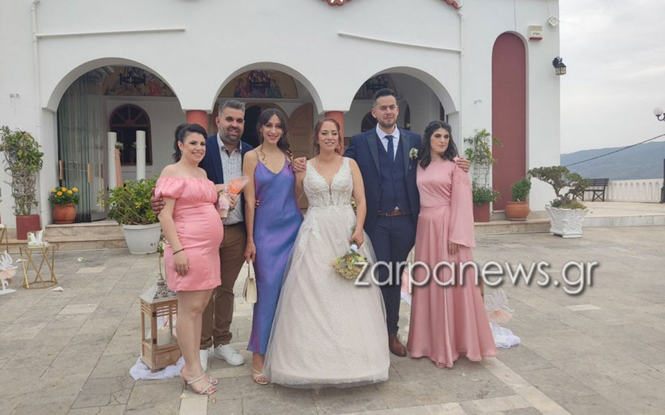 Με νυφικό και σμόκιν πήγαν μετά τον γάμο να ψηφίσουν-2