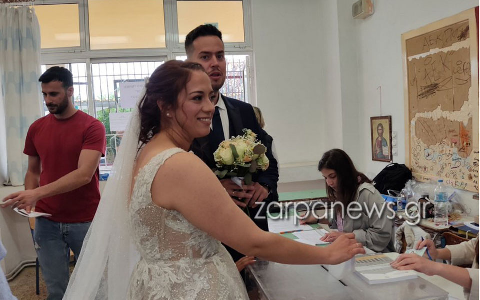 Με νυφικό και σμόκιν πήγαν μετά τον γάμο να ψηφίσουν-1